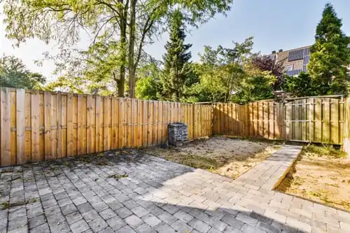 Choosing a backyard fence in Ottawa: rules, posts, and materials